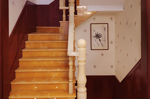 河源中式别墅室内汉白玉石楼梯的定制安装装饰效果